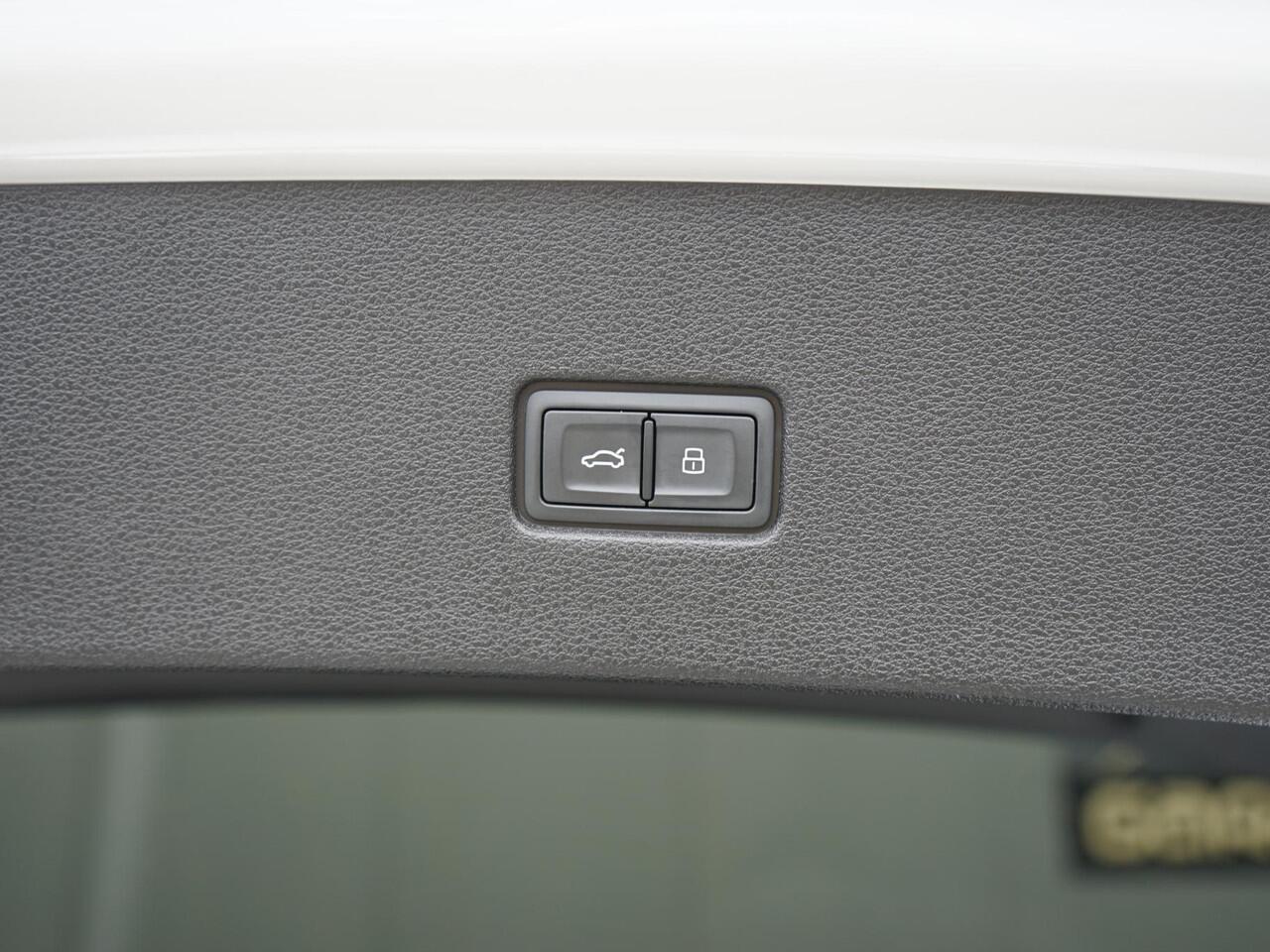 Audi Q8 55 TFSI e quattro Pro Line S Dealeronderh. / 23inch / Panoramadak / Matrix / RS stoelen / Trekhaak / B&O / Camera / Soft close