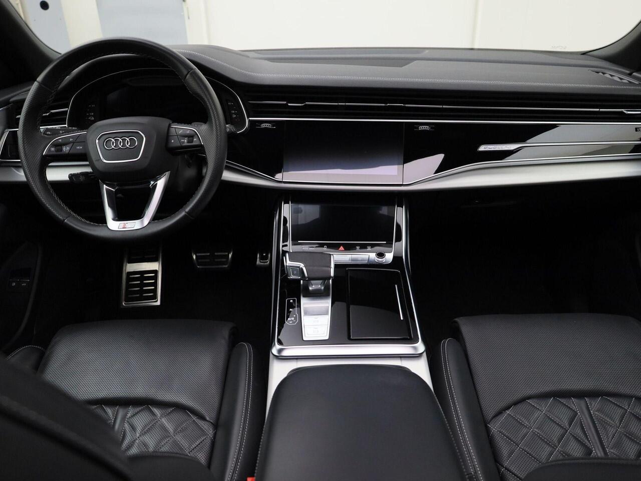 Audi Q8 55 TFSIe 280kW/381PK quattro S Line · Panorama dak · Luchtvering · Head up display · Trekhaak
