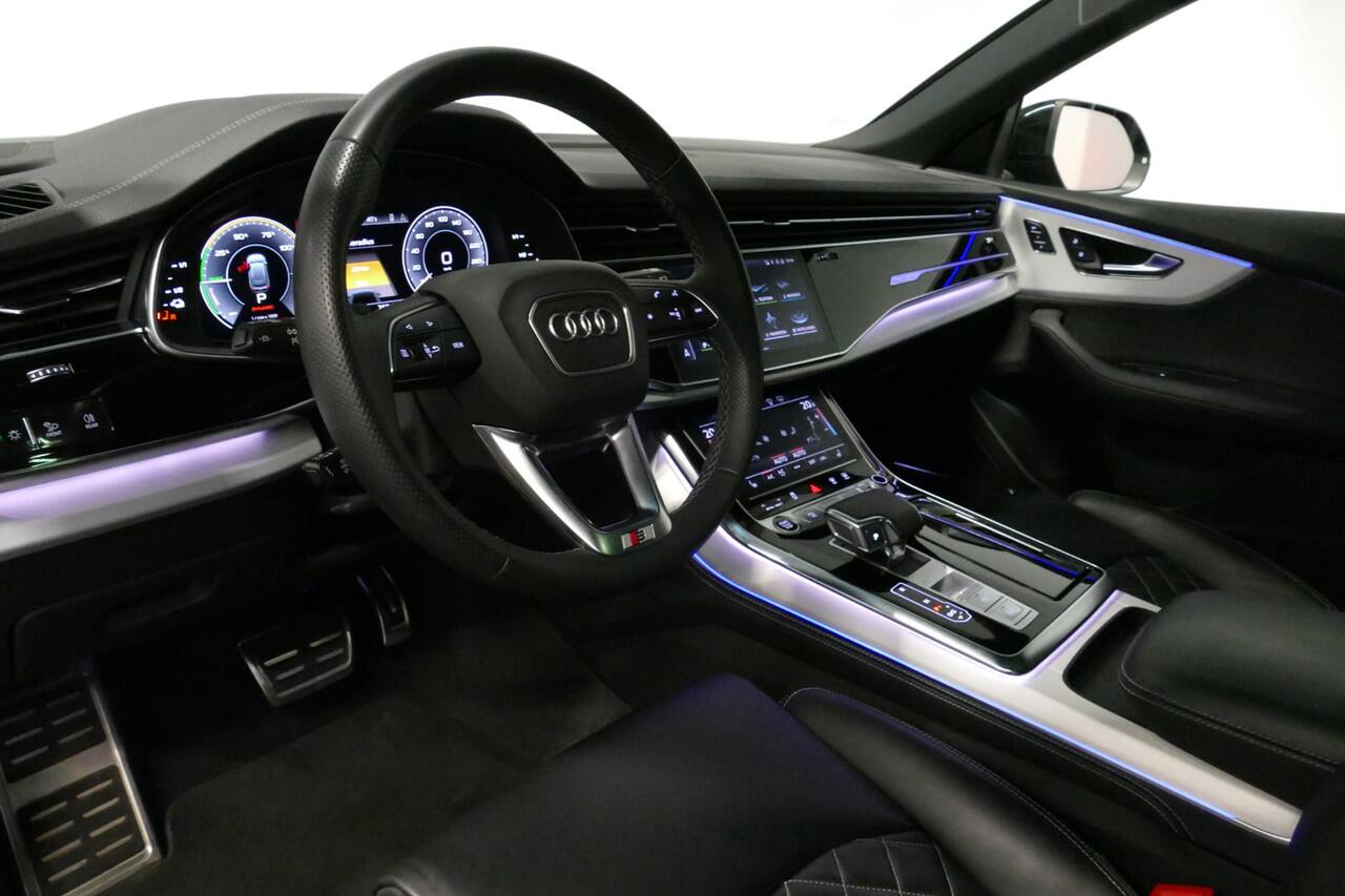Audi Q8 55 TFSI e quattro Pro Line S / RSQ8 Diffuser / RSQ8 Grill / Maxton Design Bodykit V.2 / Panoramadak / RS Sportstoelen / Elektr. verstelbare voorstoelen + memory / Sport Luchtvering / Matrix LED / Ambienteverlichting plus / Apple Carplay - Android Auto / B