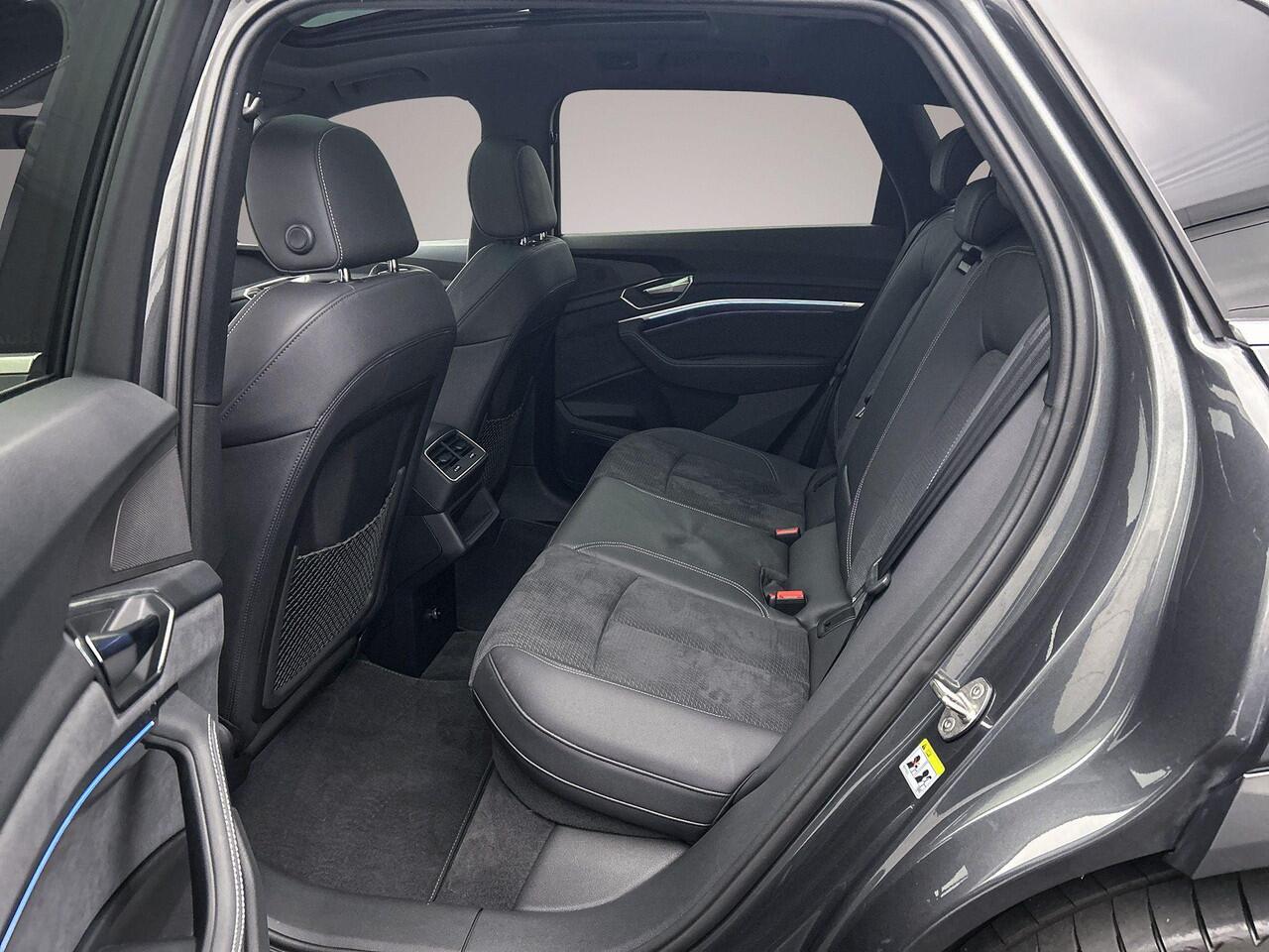 Audi Q8 e-tron 50 quattro S Edition 95 kWh 340 PK | Panoramadak | Head-Up | Trekhaak| Comfortsleutel | 21-Inch | Matrix | Stoel/stuurverwarming | Ambient-Lightning |