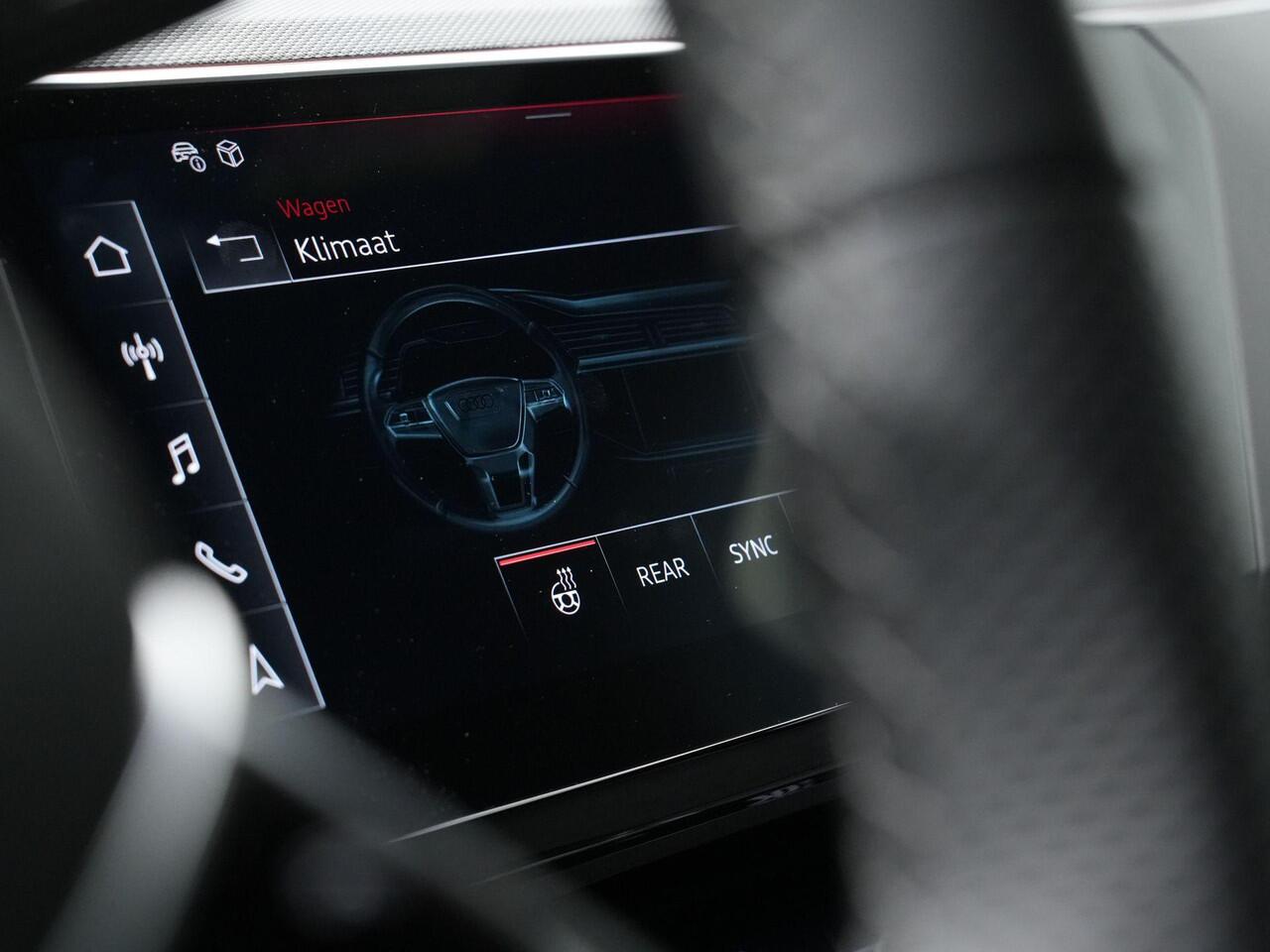 Audi Q8 e-tron 55 Quattro S-Line 115 kWh 408 pk | Panoramadak | Trekhaak | Sportstoelen plus | Geheugenstoel | 360 camera | Stuur-/stoelverwarming