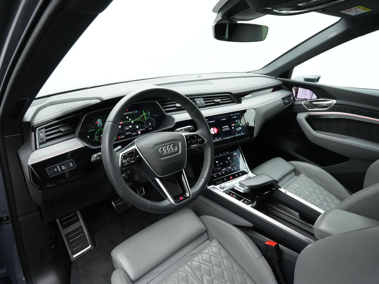 Audi Q8 e-tron 55 Quattro S-Line 115 kWh 408 pk | Panoramadak | Trekhaak | Sportstoelen plus | Geheugenstoel | 360 camera | Stuur-/stoelverwarming