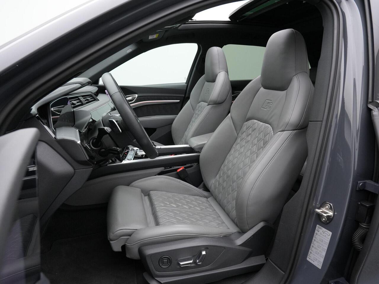 Audi Q8 e-tron 55 Quattro S-Line 115 kWh 408 pk | Panoramadak | Trekhaak | Sportstoelen plus | Geheugenstoel | 360 camera | Stuur-/stoelverwarming