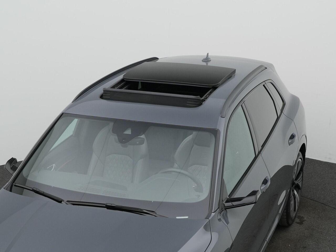 Audi Q8 e-tron 55 Quattro S-Line 115 kWh 408 pk | Panoramadak | Trekhaak | Sportstoelen plus | Geheugenstoel | 360 camera | Stuur-/stoelverwarming