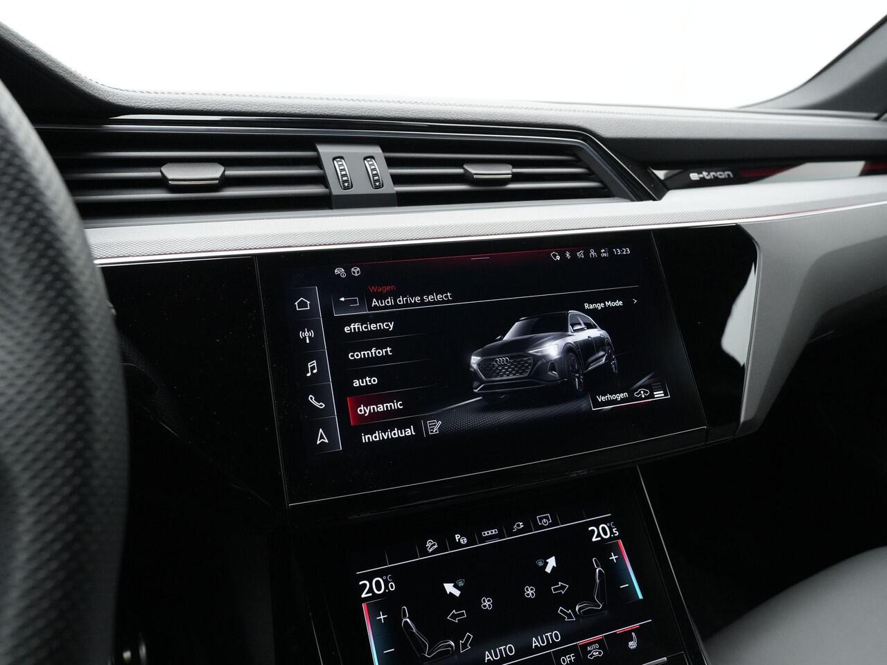 Audi Q8 e-tron 55 Quattro S-Line 115 kWh 408 pk | Panoramadak | Trekhaak | Sportstoelen plus | Geheugenstoel | 360 camera | Stuur-/stoelverwarming