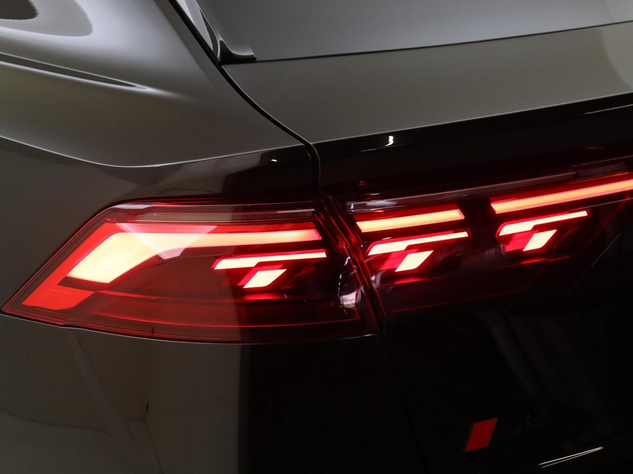 Audi Q8 60 TFSI e quattro Pro Line S Competition | Panoramadak | Luchtvering | Head-up display | Achterasbesturing | Trekhaak | Bang & Olufsen | Lederen bekleding 'Valcona' | 360 camera |