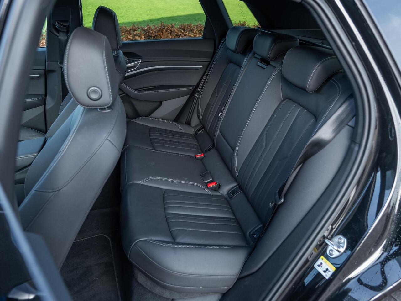 Audi Q8 e-tron 50 quattro Advanced Edition 95 kWh | Afn trekhaak | Virtual Cockpit+ | Luchtvering | CarPlay | Adap Cruise | S-line 22" LM | Elek stoelen | Zwart Optiek | Full led | Org NL