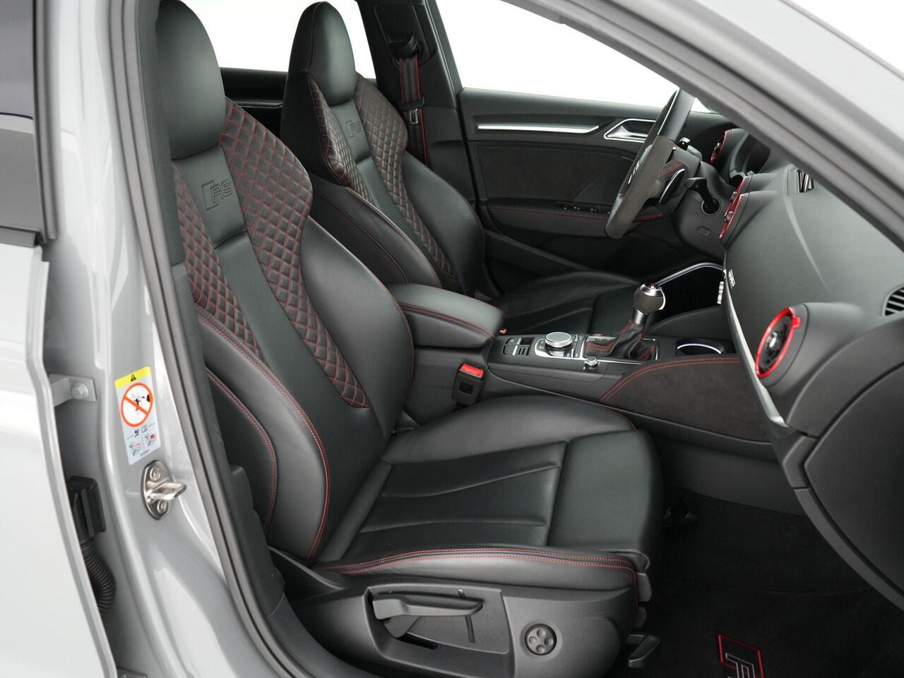 Audi RS3 Limousine 2.5 460pk TFSI quattro |APR stage 1|APR carbon air intake|Akrapovic|RS-stoelen|Bang&Olufsen|digital cockpit|Apple Carplay|Matrix-LED|blind spot|