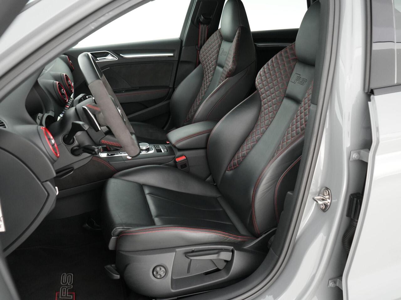 Audi RS3 Limousine 2.5 460pk TFSI quattro |APR stage 1|APR carbon air intake|Akrapovic|RS-stoelen|Bang&Olufsen|digital cockpit|Apple Carplay|Matrix-LED|blind spot|