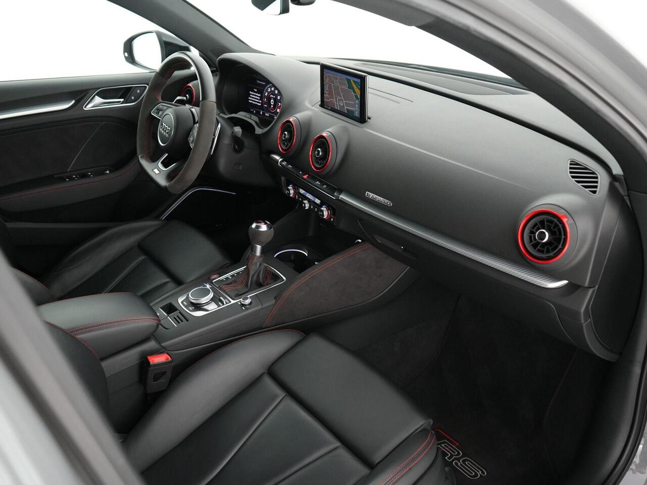 Audi RS3 Limousine 2.5 460pk TFSI quattro |APR stage 1|APR carbon air intake|Akrapovic|RS-stoelen|Bang&Olufsen|digital cockpit|Apple Carplay|Matrix-LED|blind spot|