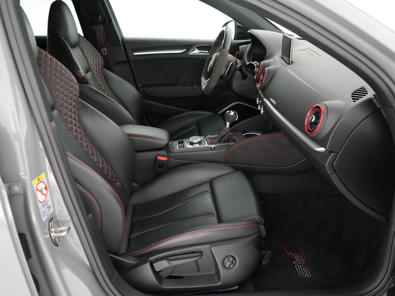 Audi RS3 Limousine 2.5 460pk TFSI quattro |APR stage 1|APR carbon air intake|Akrapovic|RS-stoelen|Bang&Olufsen|digital cockpit|Apple Carplay|Matrix-LED|blind spot|