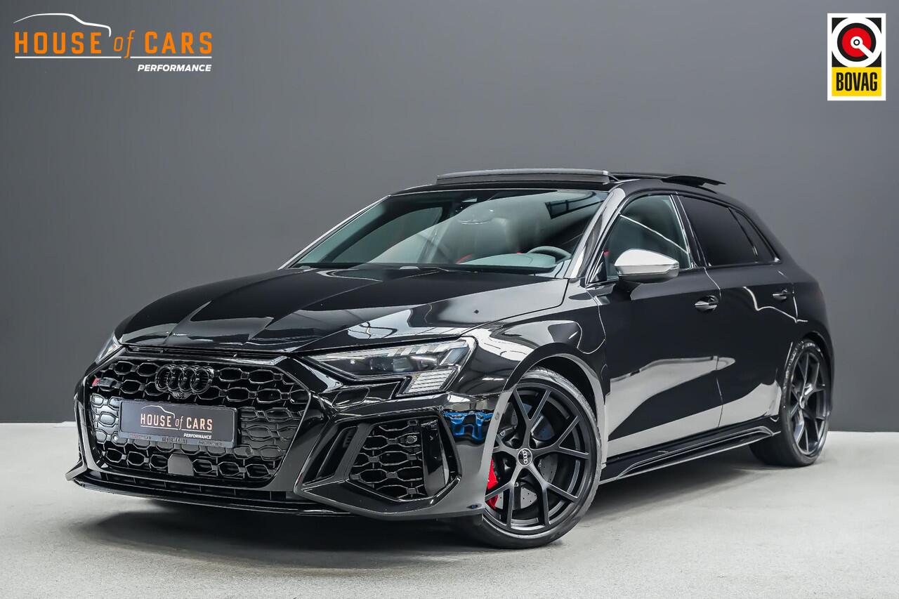 Audi RS3 Sportback 2.5 400pk TFSI quattro |keramisch|panoramadak|matrix led|RS stoelen|Bang & Olufsen|massage|Apple Carplay|elektrische achterklep|blind spot|parkeercamera en sensoren|19"|