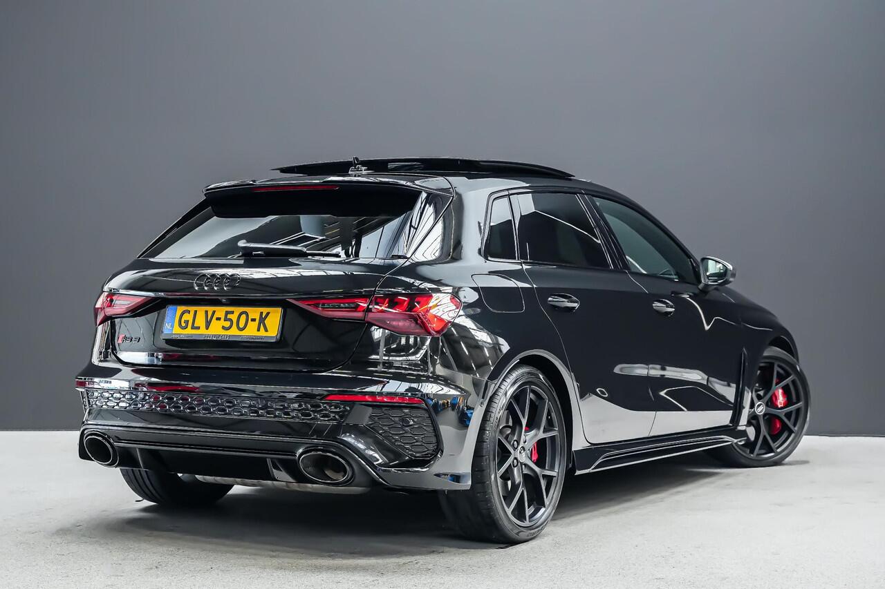 Audi RS3 Sportback 2.5 400pk TFSI quattro |keramisch|panoramadak|matrix led|RS stoelen|Bang & Olufsen|massage|Apple Carplay|elektrische achterklep|blind spot|parkeercamera en sensoren|19"|