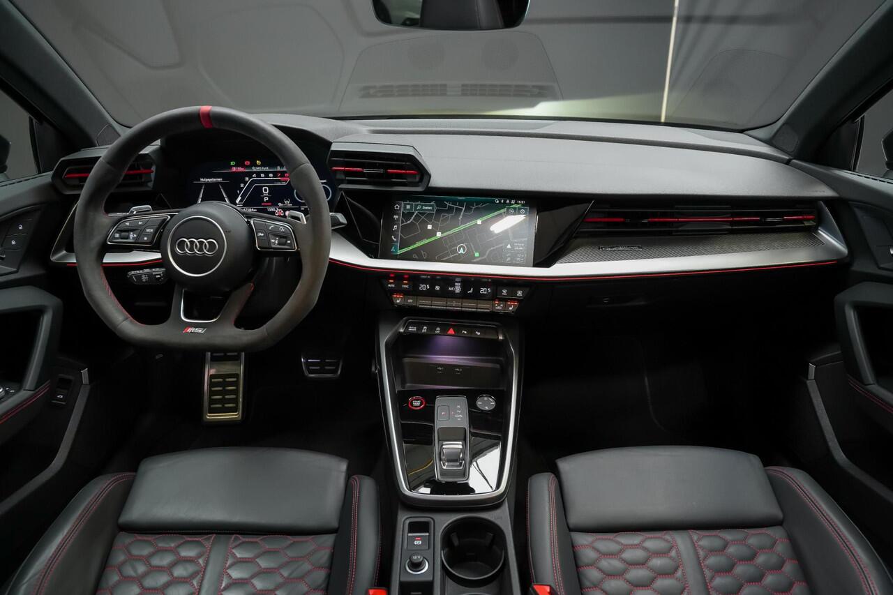 Audi RS3 Sportback 2.5 400pk TFSI quattro |keramisch|panoramadak|matrix led|RS stoelen|Bang & Olufsen|massage|Apple Carplay|elektrische achterklep|blind spot|parkeercamera en sensoren|19"|