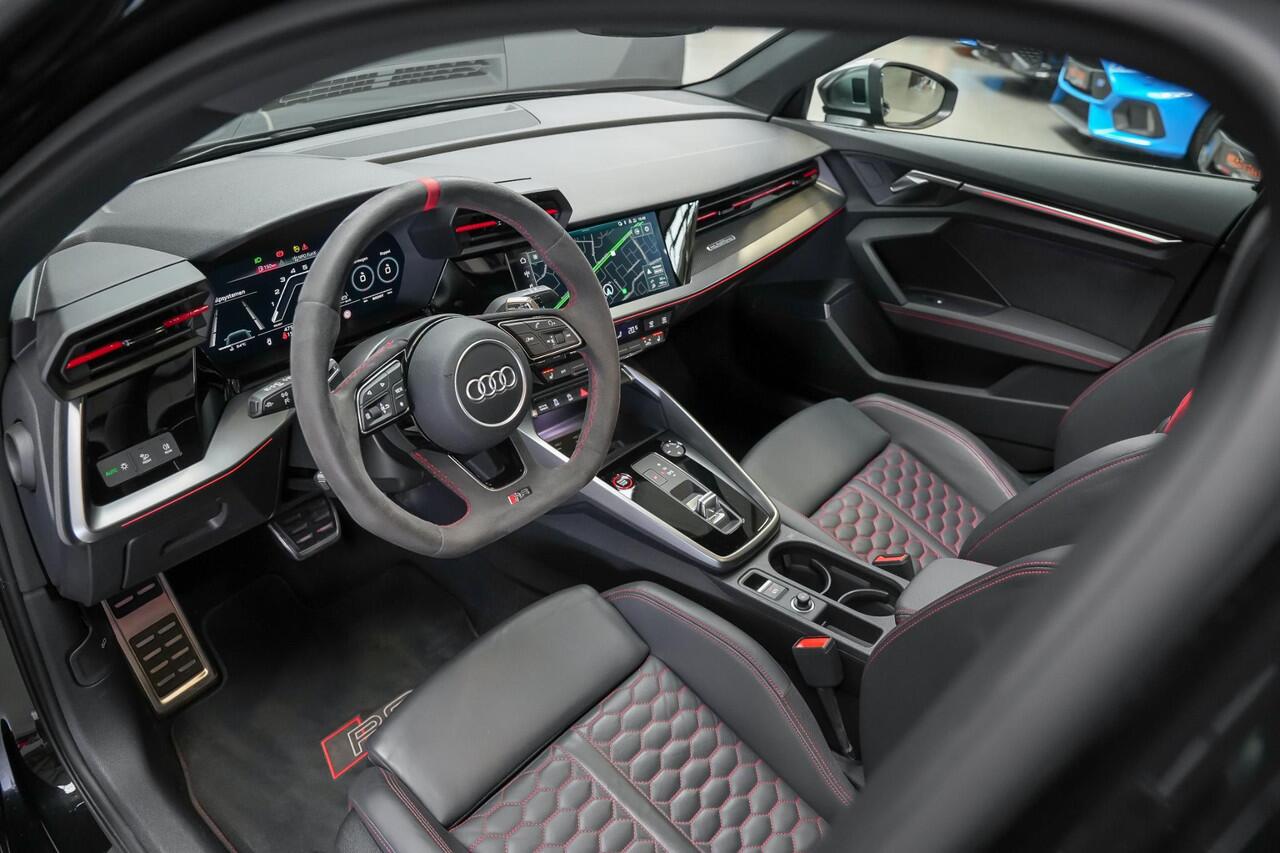 Audi RS3 Sportback 2.5 400pk TFSI quattro |keramisch|panoramadak|matrix led|RS stoelen|Bang & Olufsen|massage|Apple Carplay|elektrische achterklep|blind spot|parkeercamera en sensoren|19"|