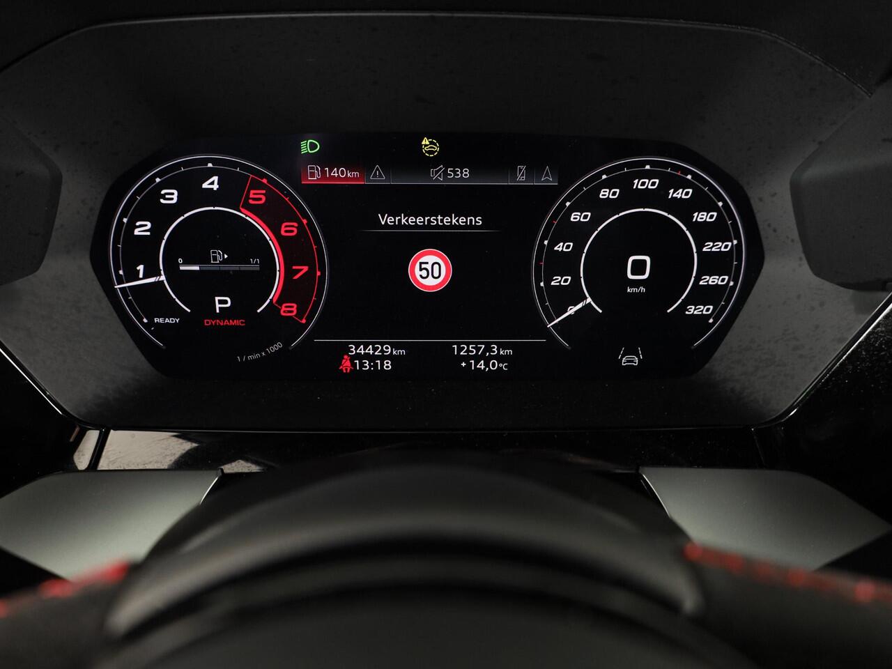 Audi RS3 Limousine 2.5 TFSI quattro 400pk | Panoramadak | 3-spaaks sport afgevlakt stuurwiel | Adaptief onderstel | SONOS Premium 3D Audio