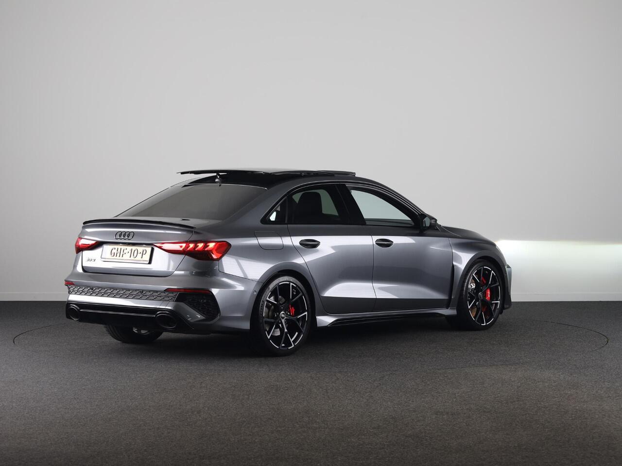 Audi RS3 Limousine 2.5 TFSI quattro 400pk | Panoramadak | 3-spaaks sport afgevlakt stuurwiel | Adaptief onderstel | SONOS Premium 3D Audio