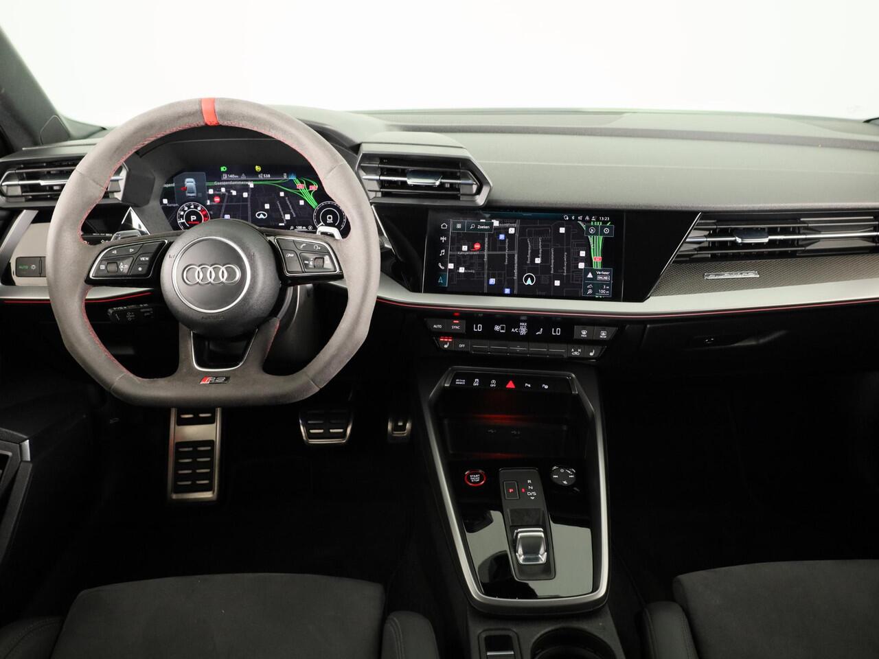 Audi RS3 Limousine 2.5 TFSI quattro 400pk | Panoramadak | 3-spaaks sport afgevlakt stuurwiel | Adaptief onderstel | SONOS Premium 3D Audio