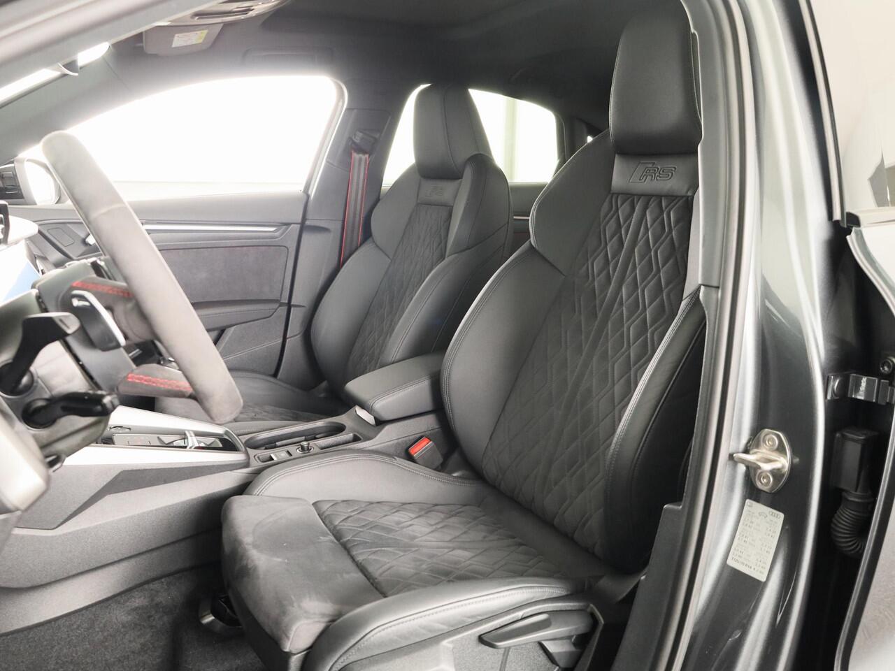 Audi RS3 Limousine 2.5 TFSI quattro 400pk | Panoramadak | 3-spaaks sport afgevlakt stuurwiel | Adaptief onderstel | SONOS Premium 3D Audio