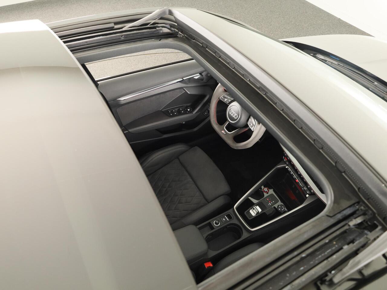 Audi RS3 Limousine 2.5 TFSI quattro 400pk | Panoramadak | 3-spaaks sport afgevlakt stuurwiel | Adaptief onderstel | SONOS Premium 3D Audio