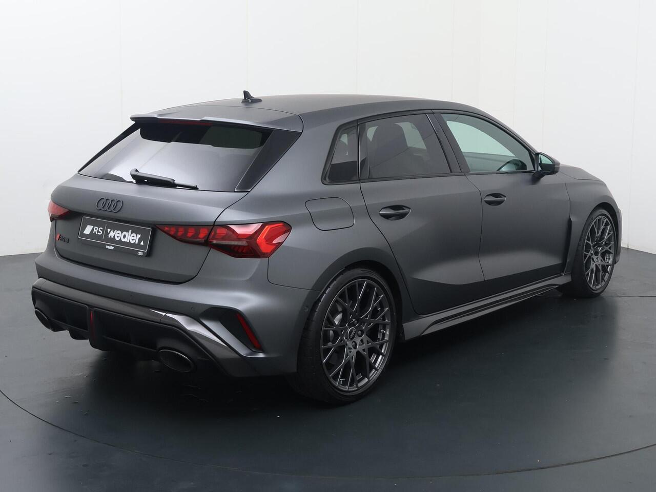 Audi RS3 Sportback 2.5 TFSI Quattro | 400 PK | Matrix LED lampen | RS Schaalstoelen | Audi Exclusive lak | SONOS premium 3D Sound | Topsnelheid 280 km/u | RS Sportuitlaat | Fabrieksgarantie tot 12-2029 of 100.000km|