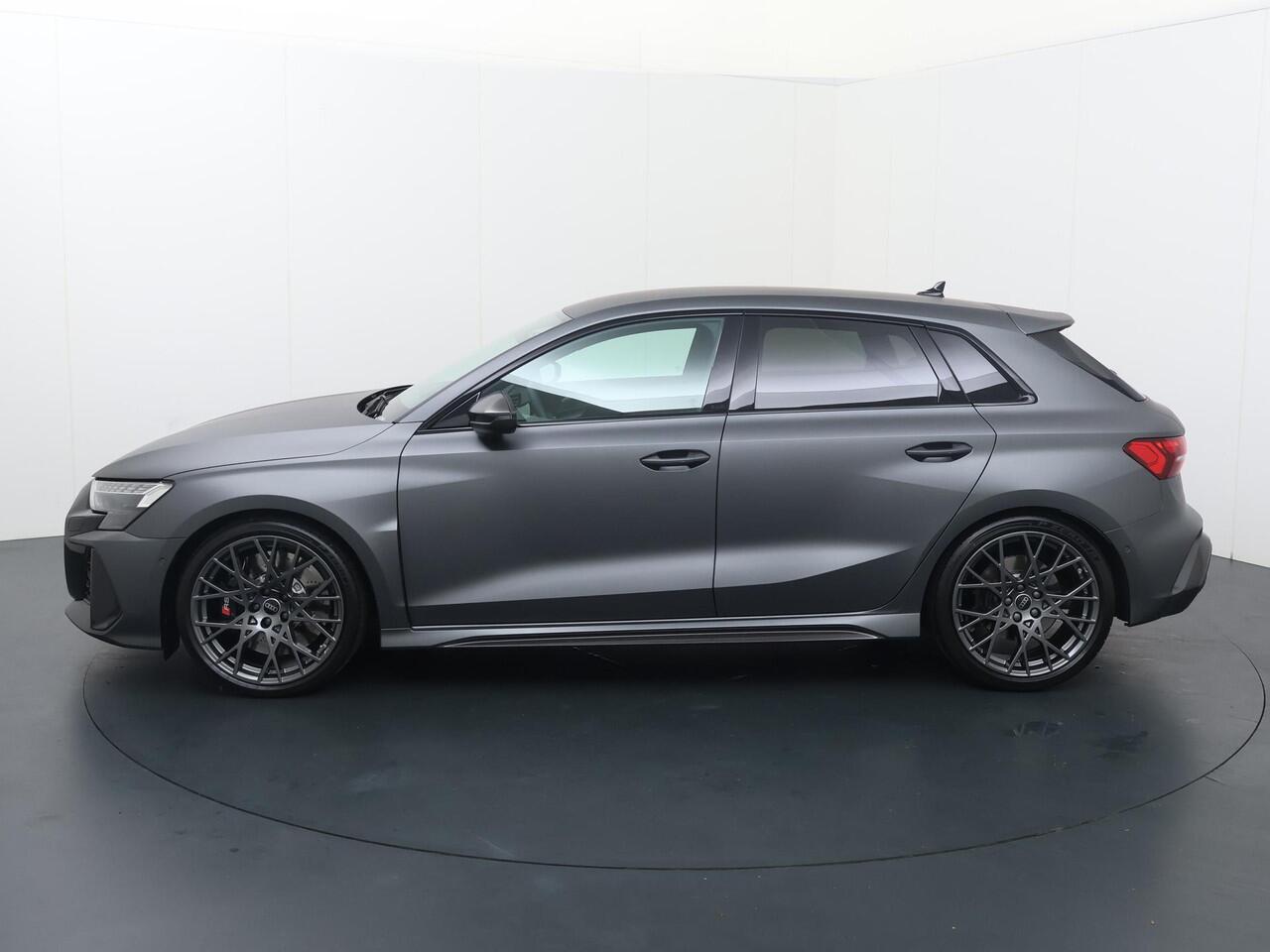 Audi RS3 Sportback 2.5 TFSI Quattro | 400 PK | Matrix LED lampen | RS Schaalstoelen | Audi Exclusive lak | SONOS premium 3D Sound | Topsnelheid 280 km/u | RS Sportuitlaat | Fabrieksgarantie tot 12-2029 of 100.000km| S line |