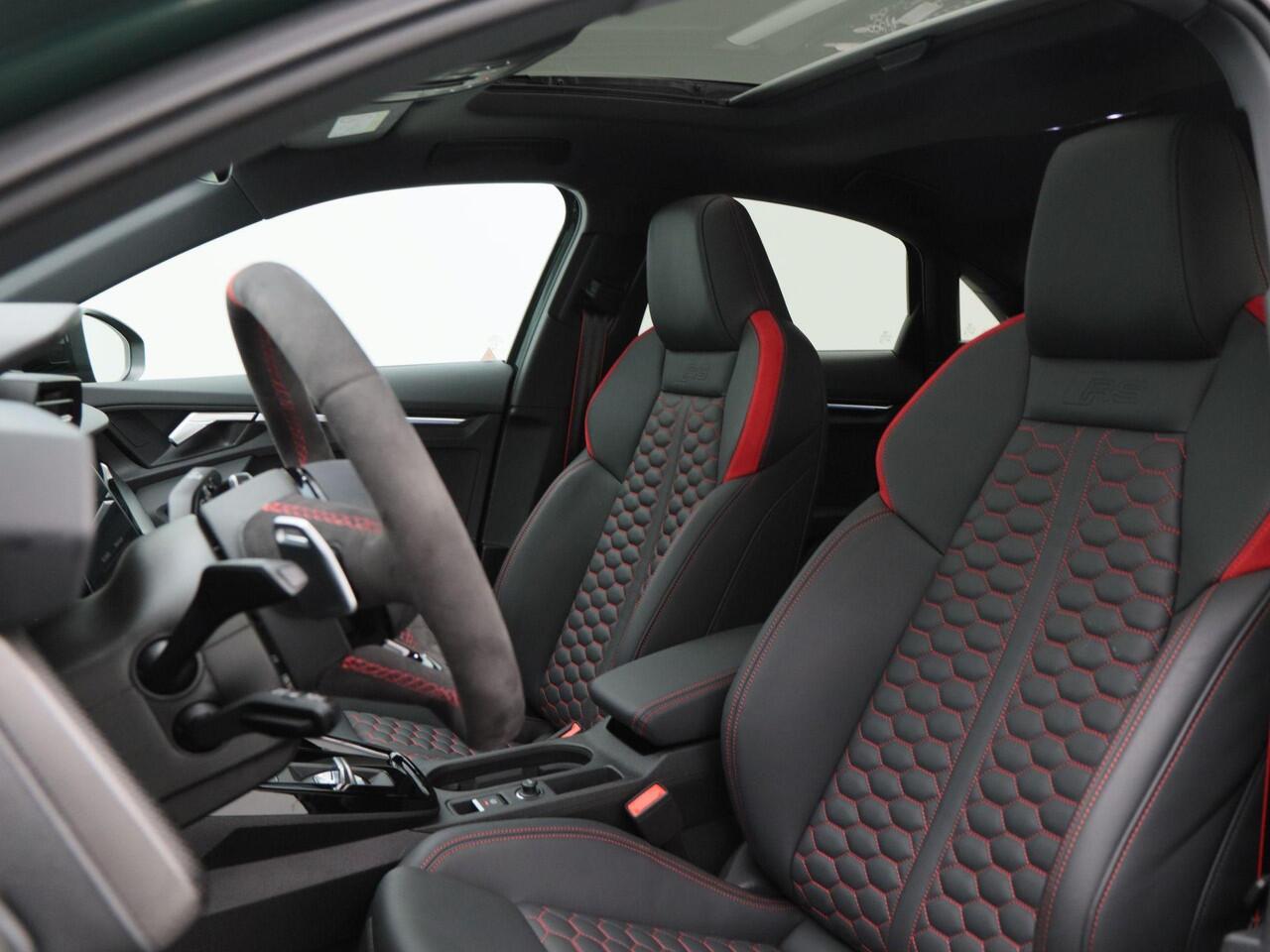 Audi RS3 Limousine 2.5 TFSi quattro 400 Pk 500 Nm | RS Sportuitlaat | Matrix LED | Panoramadak | B&O | RS Stoelen | Origineel Nederlands | 19 Inch | 6.758 KM!!