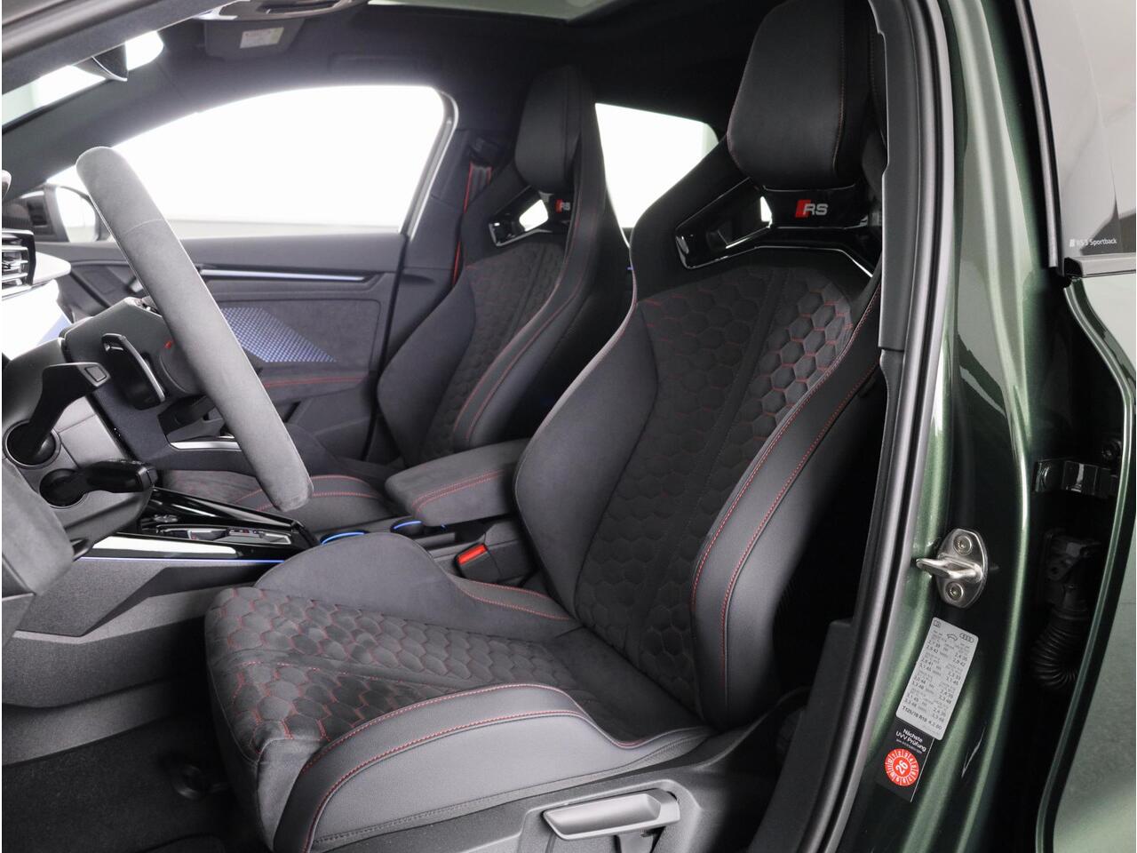 Audi RS3 Sportback 2.5 TFSI quattro 400pk Panoramadak | Schaal stoelen | Head Up Display | Sonsos audio