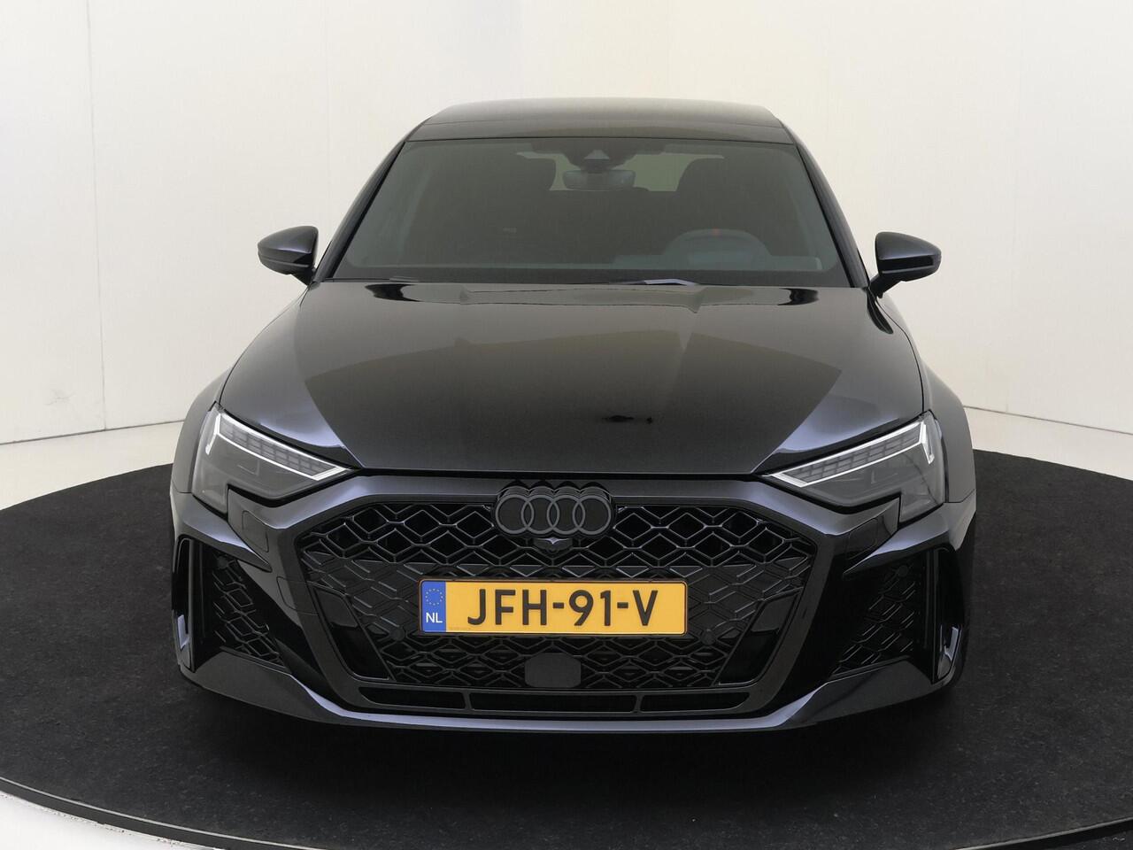 Audi RS3 2.5 TFSI quattro | Panoramadak | RS-schaalstoelen | Head-op display | RS-sportuitlaat | SONOS audio | Parkeerassistent | Dodehoek detectie |