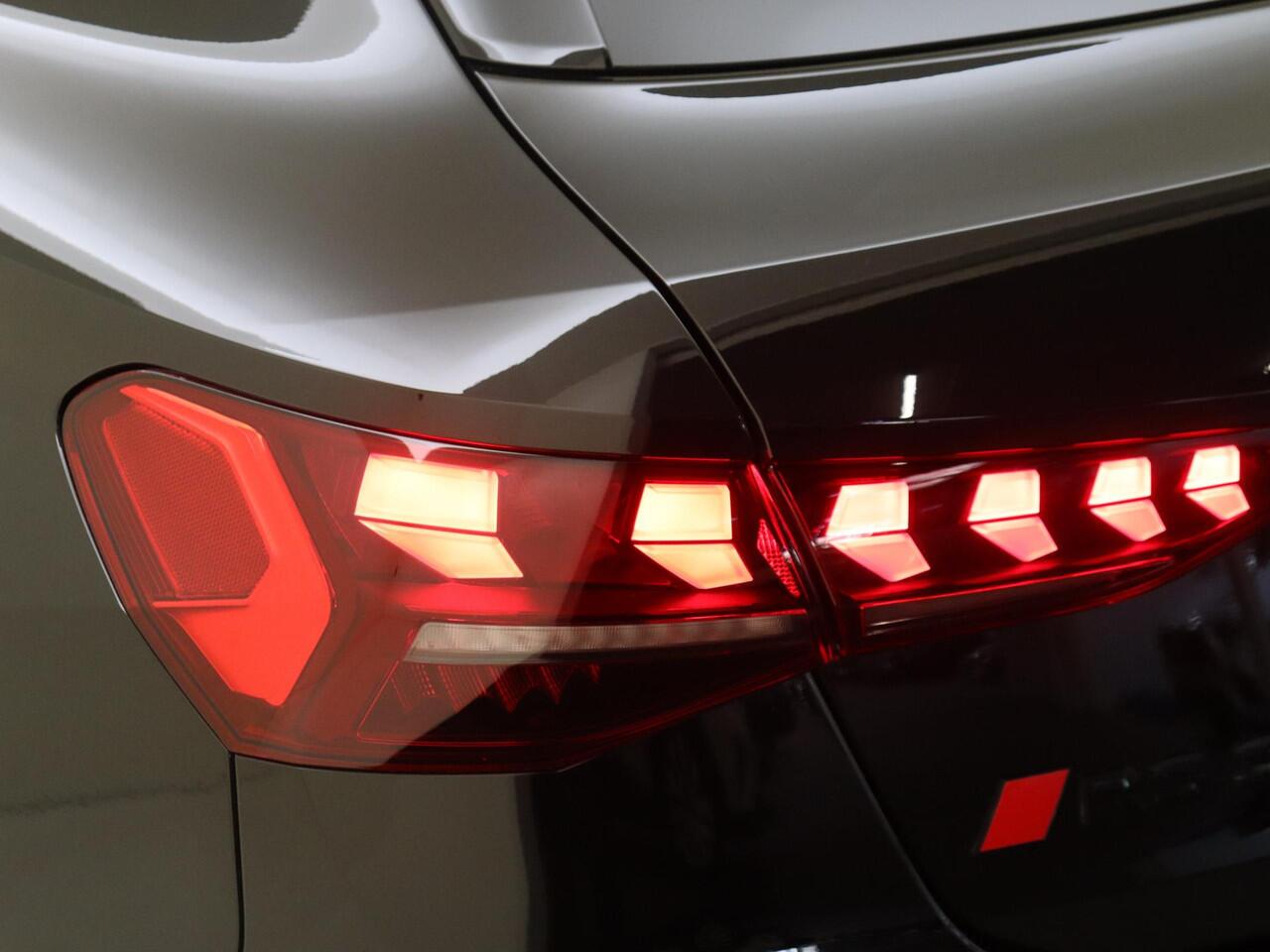 Audi RS3 2.5 TFSI quattro | Panoramadak | RS-schaalstoelen | Head-op display | RS-sportuitlaat | SONOS audio | Parkeerassistent | Dodehoek detectie |