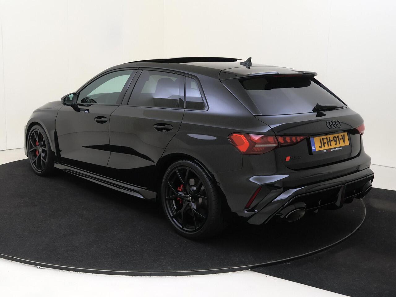 Audi RS3 2.5 TFSI quattro | Panoramadak | RS-schaalstoelen | Head-op display | RS-sportuitlaat | SONOS audio | Parkeerassistent | Dodehoek detectie |