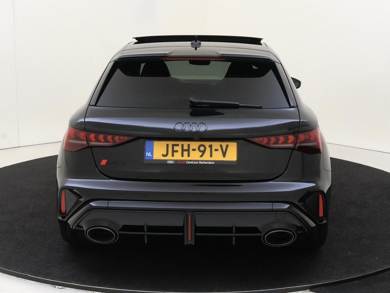 Audi RS3 2.5 TFSI quattro | Panoramadak | RS-schaalstoelen | Head-op display | RS-sportuitlaat | SONOS audio | Parkeerassistent | Dodehoek detectie |