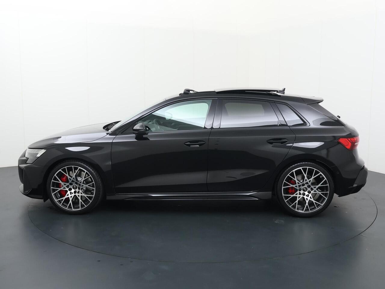 Audi RS3 Sportback 2.5 FSI 295 kW / 400 PK | Sonos premium 3d | Pneumatische lendensteunen | Velgen 10-kr.sp. zwart | Topsnelheid 280 km/h | Glazen panoramadak | Rs-sportuitlaatsysteem | Assis.pak driving+parking plus | Climate pakket plus | Matrix koplampen | Com