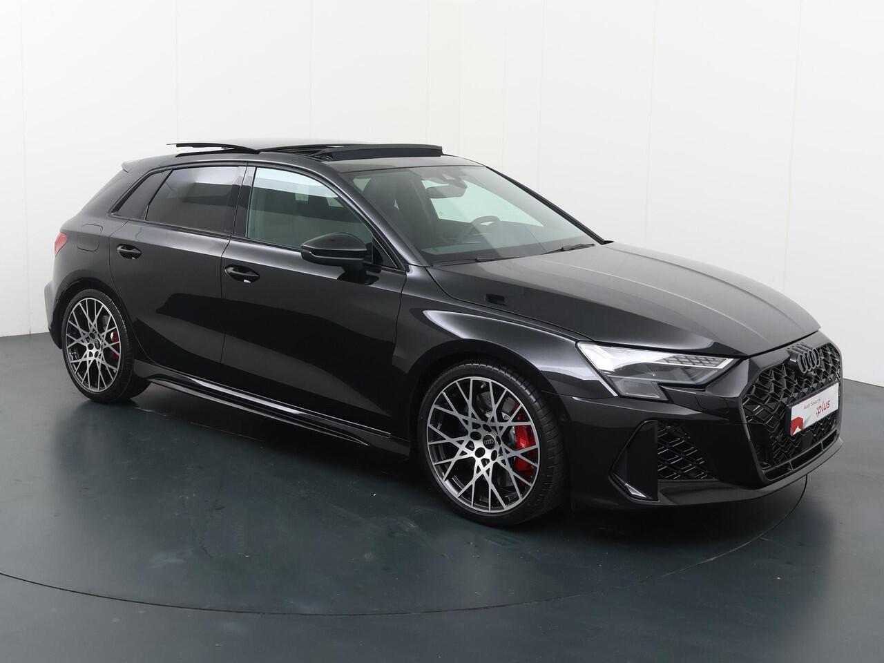 Audi RS3 Sportback 2.5 FSI 295 kW / 400 PK | Sonos premium 3d | Pneumatische lendensteunen | Velgen 10-kr.sp. zwart | Topsnelheid 280 km/h | Glazen panoramadak | Rs-sportuitlaatsysteem | Assis.pak driving+parking plus | Climate pakket plus | Matrix koplampen | Com
