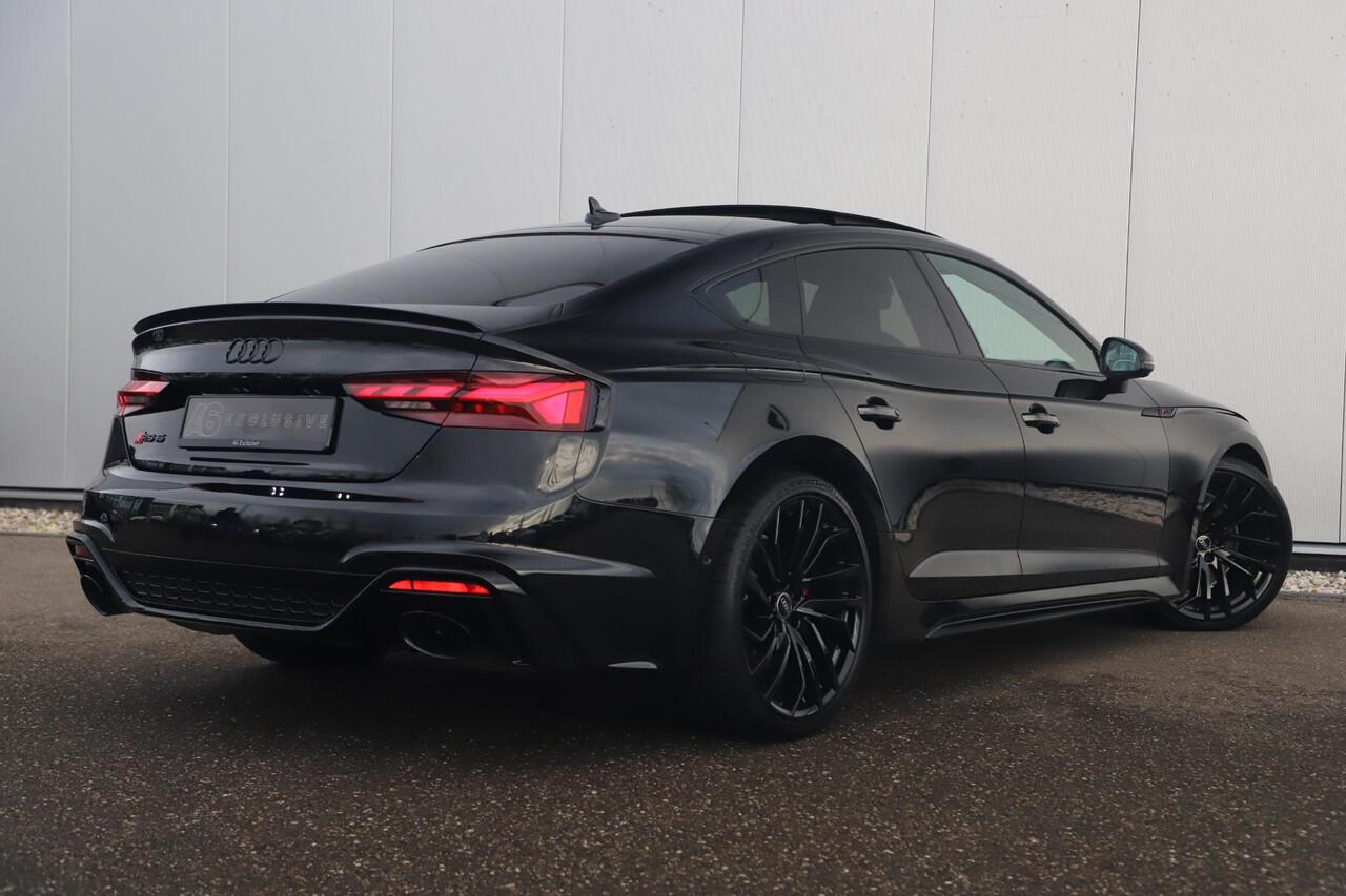 Audi RS5 Sportback 2.9 TFSI RS 5 Quattro 450PK Fabrieksgarantie Black Optic Virtual Cockpit Laser LED B&O HUD Panoramadak Nappa Leder Massage Carbon Inleg Alcantara Stuur 360 Camera Dealer Onderhouden 20 inch LMV Stuur & Stoelverwarming Dynamic Pack