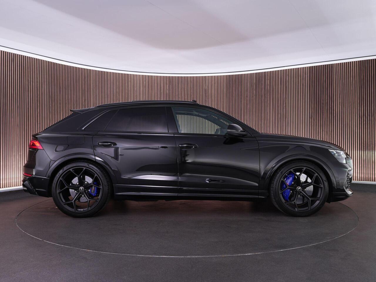 Audi RSQ8 Performance 4.0 640pk TFSI |BTW-auto|B&O advanced|RS-design blauw|pano|massage|soft close|keramisch|HUD|360 camera|matrix LED|carbon interieur|memory|elek. trekhaak|