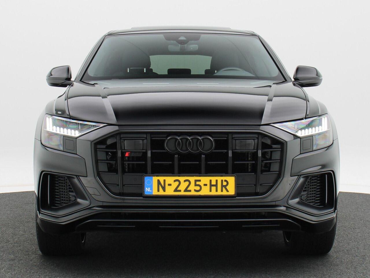 Audi SQ8 4.0 TFSi 507 Pk Automaat quattro | Matrix LED | B&O | Panorama Dak | Trekhaak | Stoel en Stuur Verwarming | Carbon Interieur | Camera | Elektrische Achterklep | 23 Inch | 79.797 Km