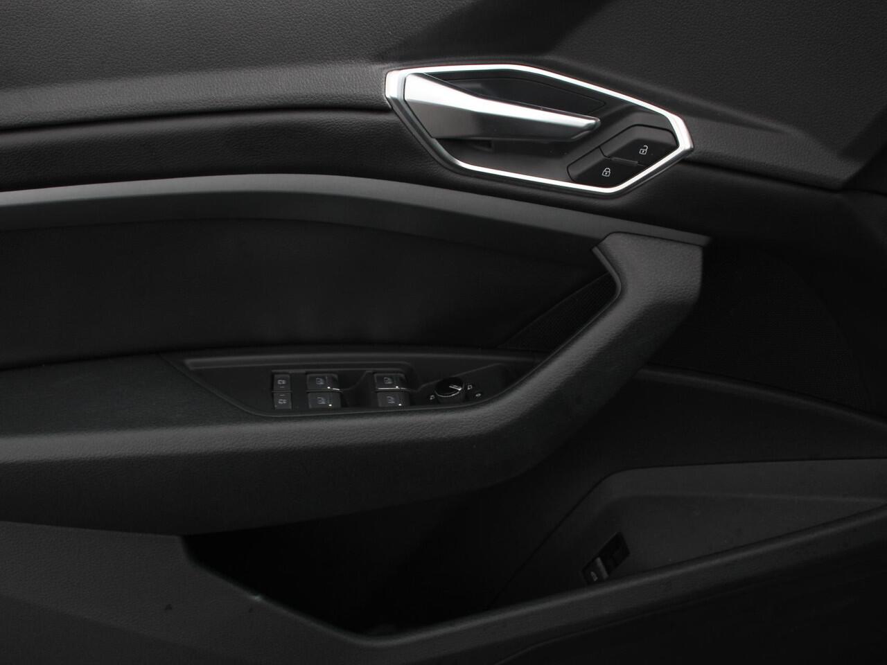 Audi e-tron e-tron 55 quattro | Leder | Navigatie | Trekhaak | Led koplampen | Tour pakket | Virtual cockpit | Cruise control adaptief