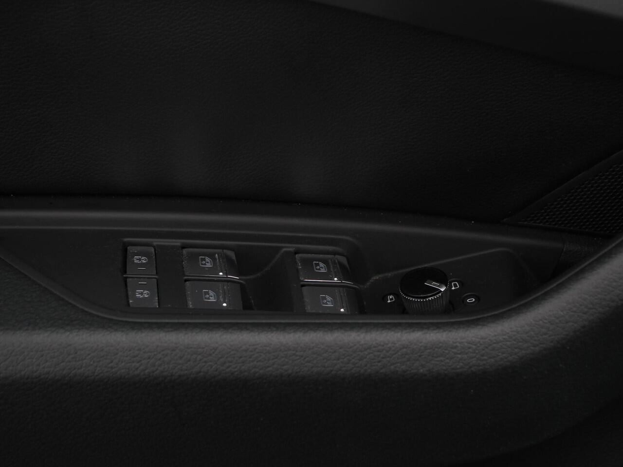 Audi e-tron e-tron 55 quattro | Leder | Navigatie | Trekhaak | Led koplampen | Tour pakket | Virtual cockpit | Cruise control adaptief