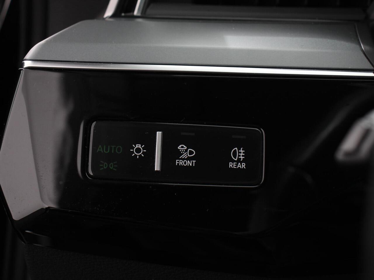 Audi e-tron e-tron 55 quattro | Leder | Navigatie | Trekhaak | Led koplampen | Tour pakket | Virtual cockpit | Cruise control adaptief