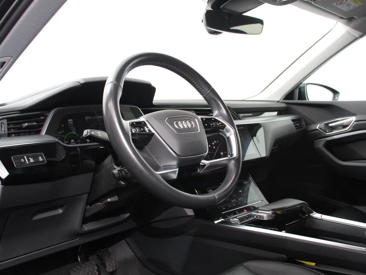 Audi e-tron e-tron 55 quattro | Leder | Navigatie | Trekhaak | Led koplampen | Tour pakket | Virtual cockpit | Cruise control adaptief