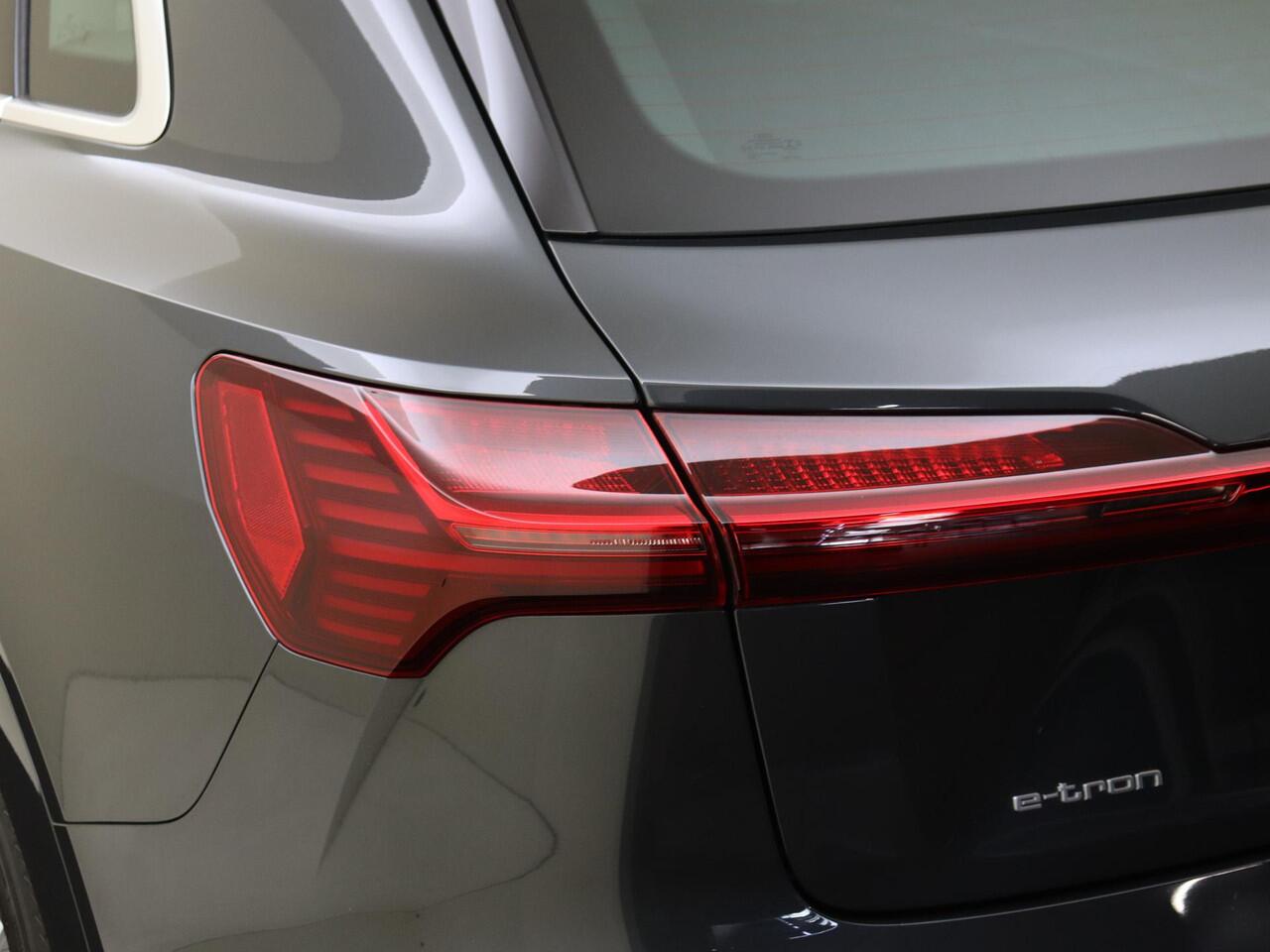 Audi e-tron e-tron 55 quattro advanced 95 kWh | SOH 100%| Panoramadak | Achteruitrijcamera | Adaptieve cruise control | Lederen bekleding | Navigatie Plus | CarPlay | Elektrische achterklep |