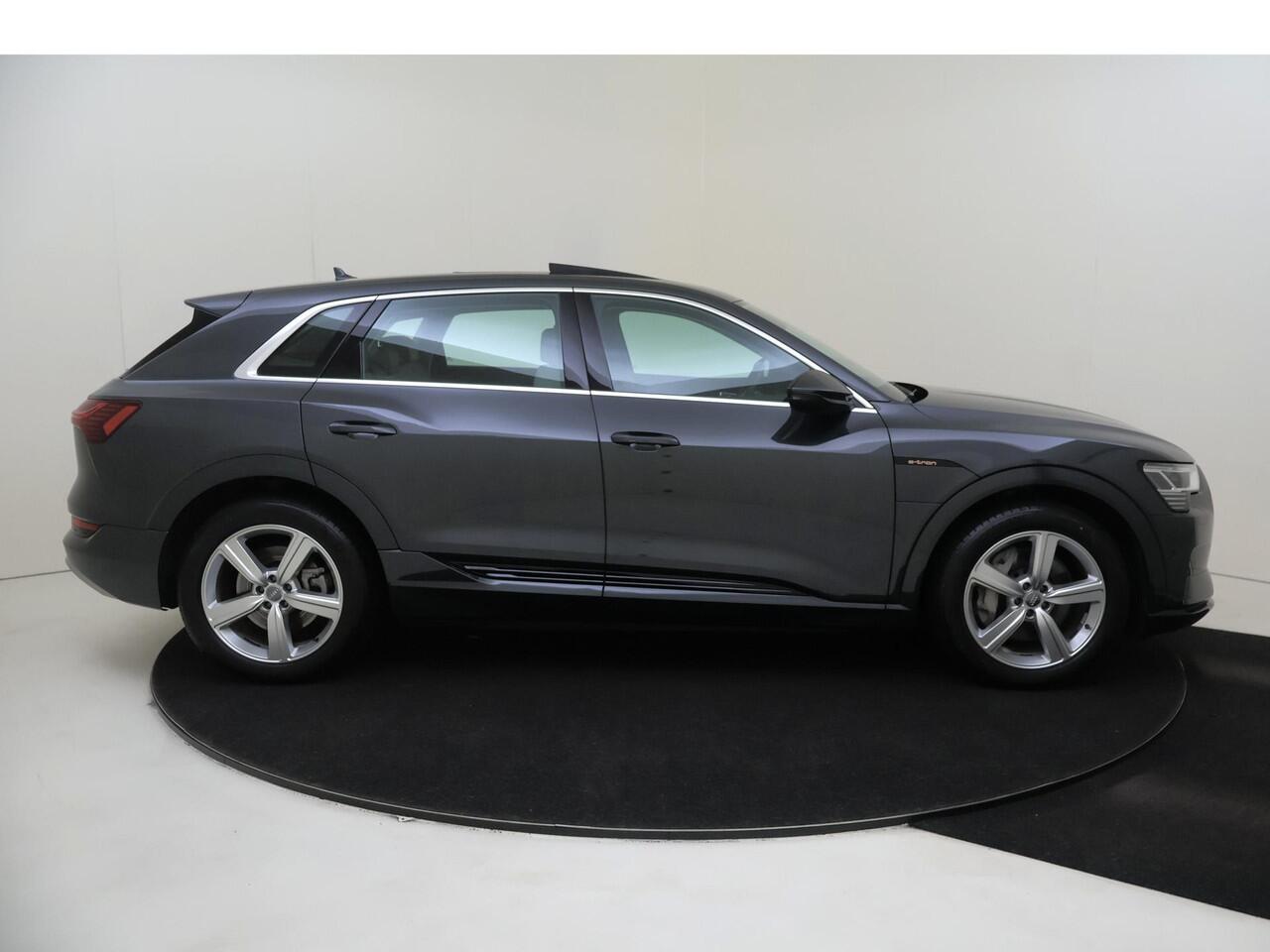 Audi e-tron e-tron 55 quattro advanced 95 kWh | SOH 100%| Panoramadak | Achteruitrijcamera | Adaptieve cruise control | Lederen bekleding | Navigatie Plus | CarPlay | Elektrische achterklep |