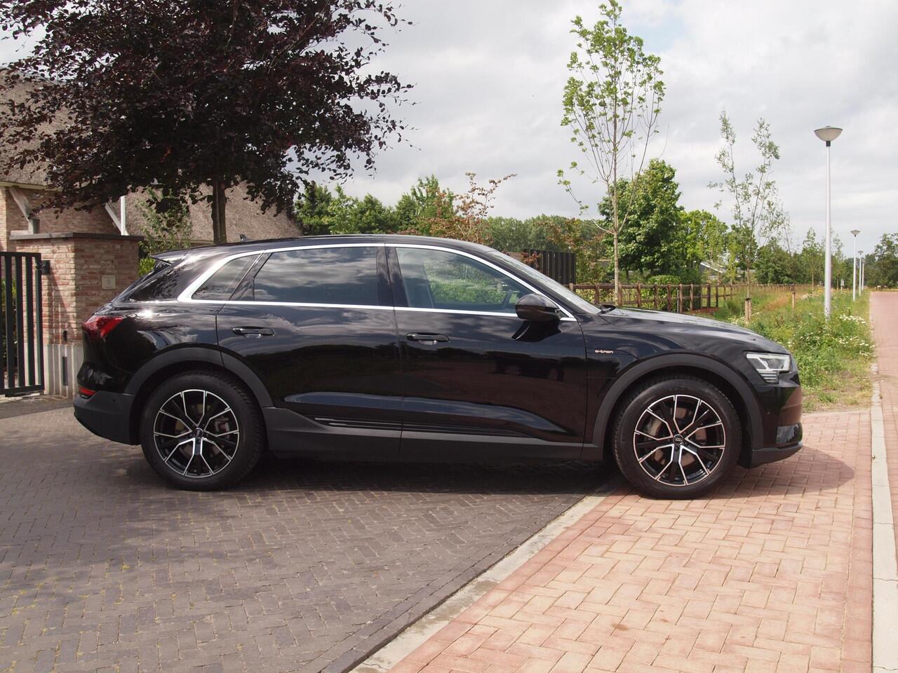 Audi e-tron 55 quattro edition 95 kWh | NL-Auto | Trekhaak | Parkeersensoren | DAB |