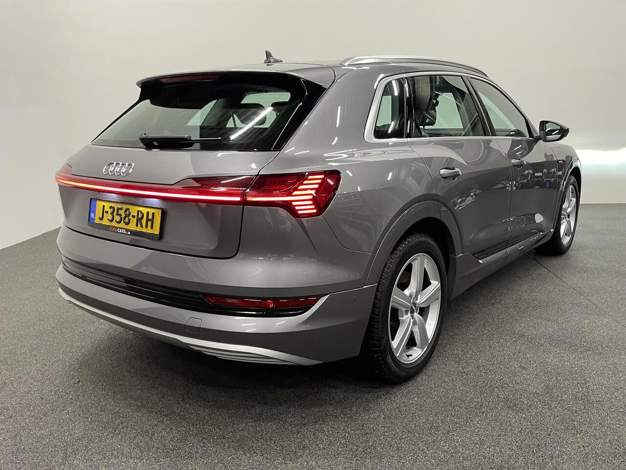 Audi e-tron e-tron 50 quattro Launch edition plus 71 kWh Panoramadak Navigatie Apple Carplay/Android Auto Parkeersensoren Adaptive Cruise Control Memory stoelen Leder Stoelverwarming Climate Control