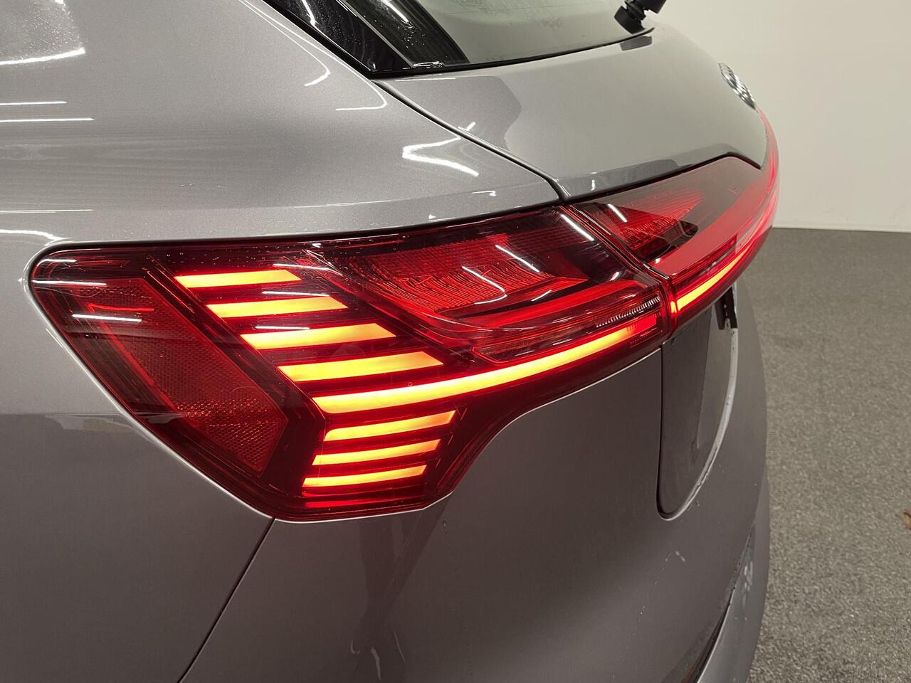 Audi e-tron e-tron 50 quattro Launch edition plus 71 kWh Panoramadak Navigatie Apple Carplay/Android Auto Parkeersensoren Adaptive Cruise Control Memory stoelen Leder Stoelverwarming Climate Control