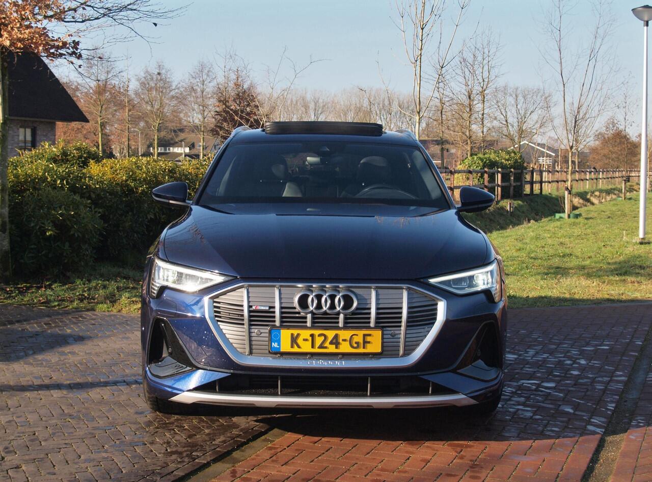 Audi e-tron 55 quattro S edition 95 kWh | SOH 95% | S-Line | Panoramadak | Trekhaak | Apple Carplay | Cruise Control | Parkeersensoren |