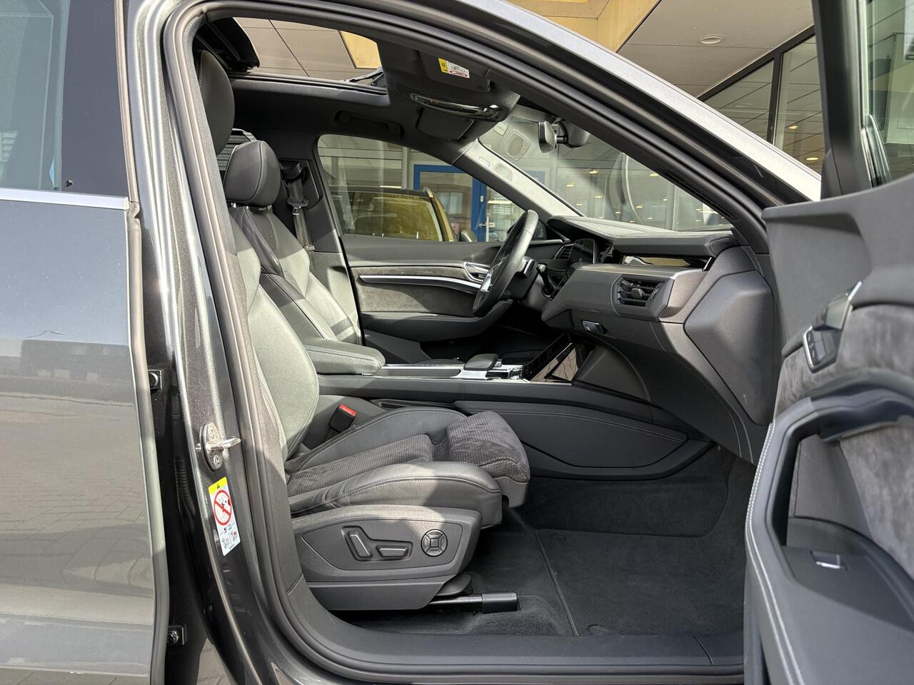 Audi e-tron 55 quattro S edition 95 kWh | Panoramadak | Stoelverwarming | Luchtvering | Memory Seats | ACC | B&O |