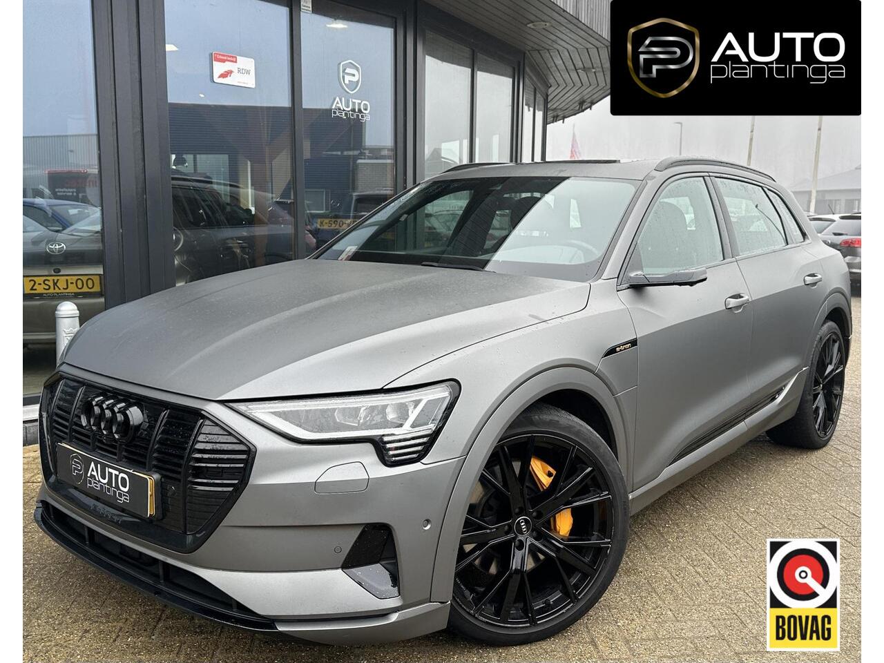 Audi e-tron e-tron 55 quattro 95 kWh BOMVOL | SOH 89% | DEALERONDERHOUDEN | PANO | Audi Virtual Mirrors | Virtual Cockpit | Lederen Sportstoelen | Elektrische Stoel | B&O | 360 Camera | 2 Sleutels | Betreft een Wrap, Originele kleur is Antigua Blue Metallic |