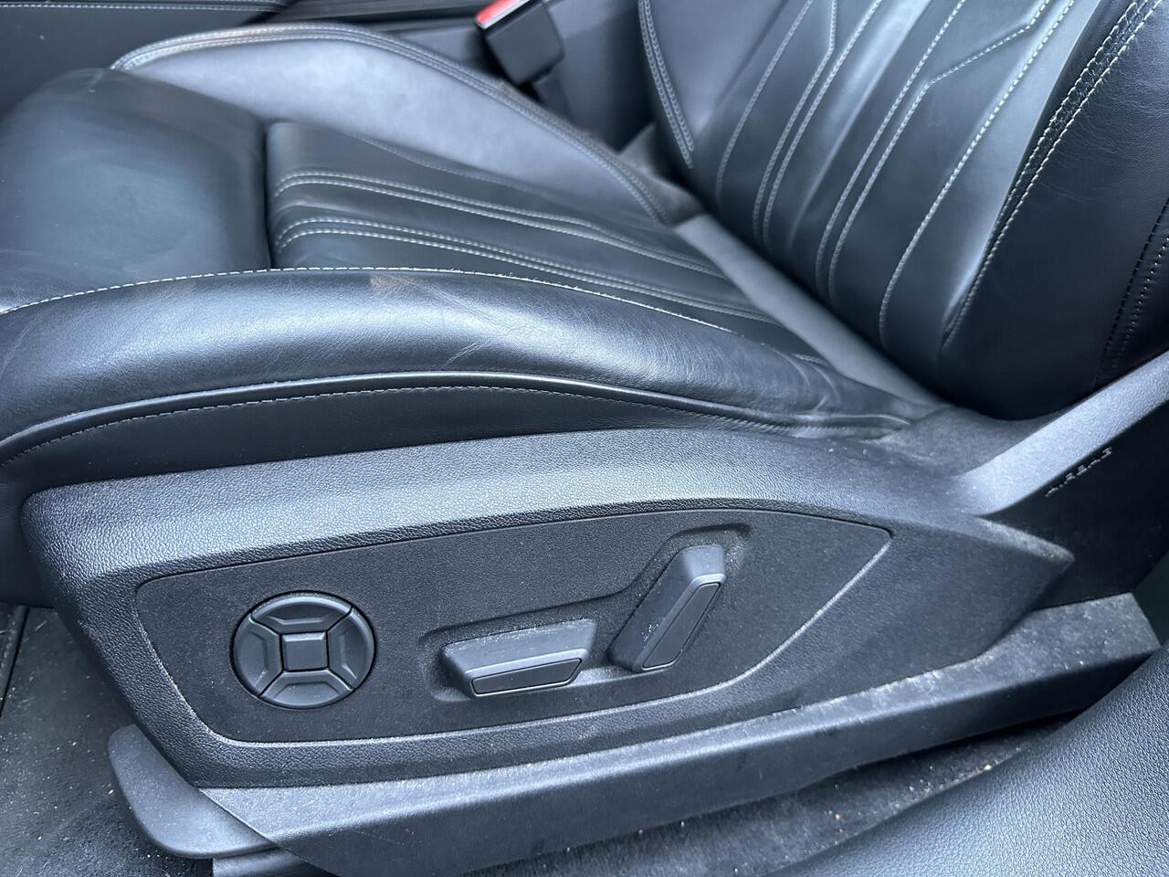 Audi e-tron e-tron 55 quattro 95 kWh BOMVOL | SOH 89% | DEALERONDERHOUDEN | PANO | Audi Virtual Mirrors | Virtual Cockpit | Lederen Sportstoelen | Elektrische Stoel | B&O | 360 Camera | 2 Sleutels | Betreft een Wrap, Originele kleur is Antigua Blue Metallic |